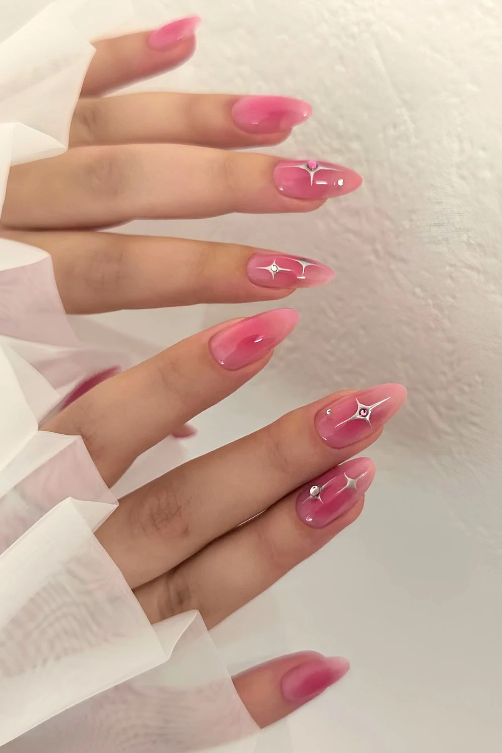 Pink-Aura-Jelly-Mani mit silbernen Stern-Akzenten