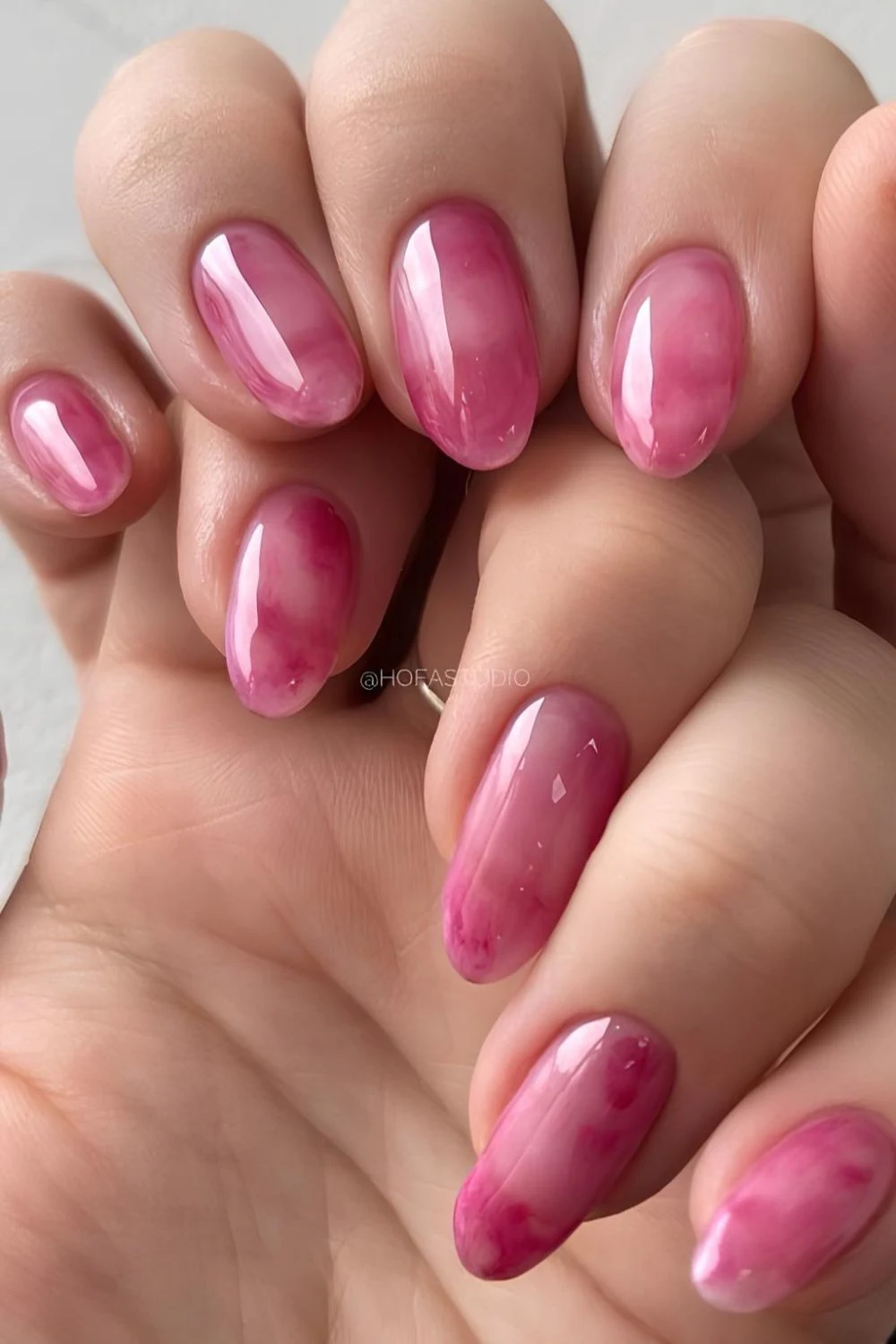 Pinke Marmor-Nägel mit Jelly-Finish