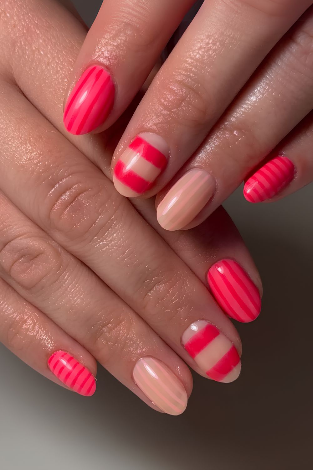 Pinke und rote Streifen Art Nägel