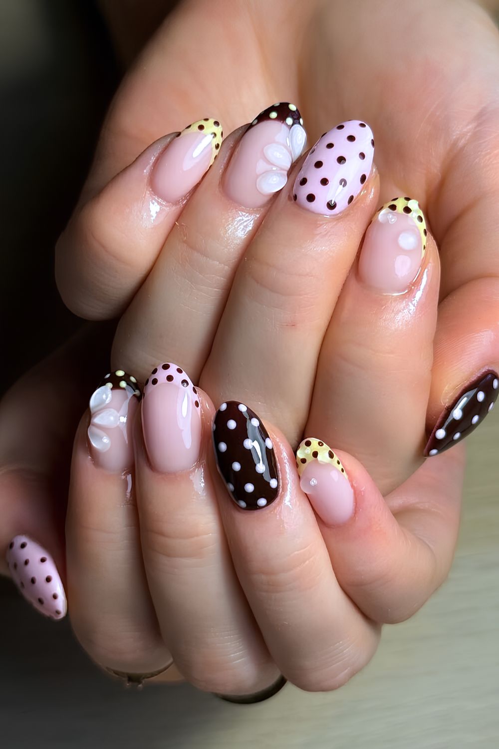 Polka-Dot-Nägel in Braun, Rosa und Gelb