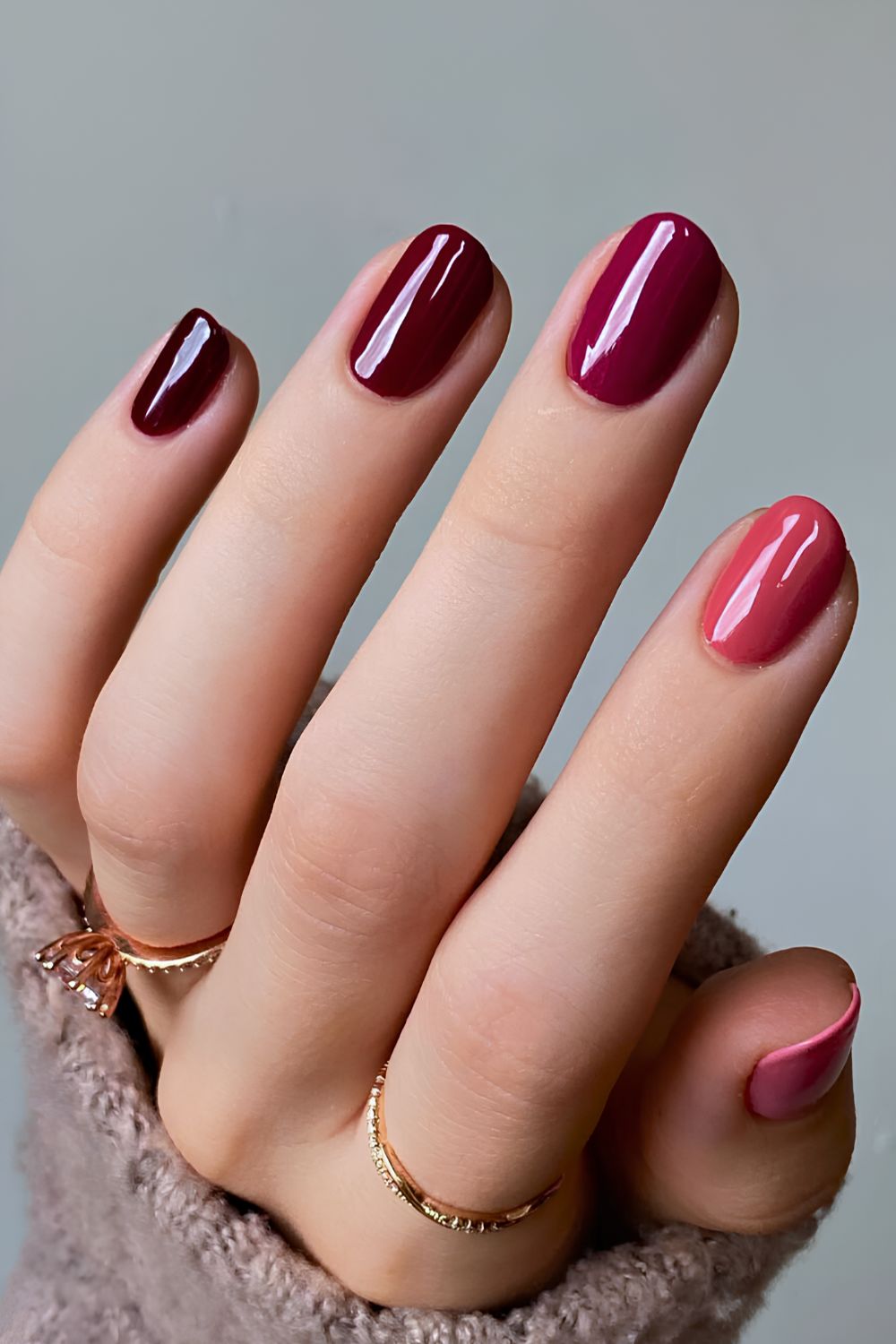 Rosige Skittle-Maniküre