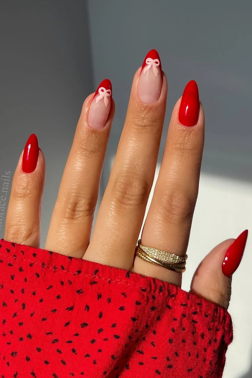 Rote N&auml;gel mit hellrosa Schleifen