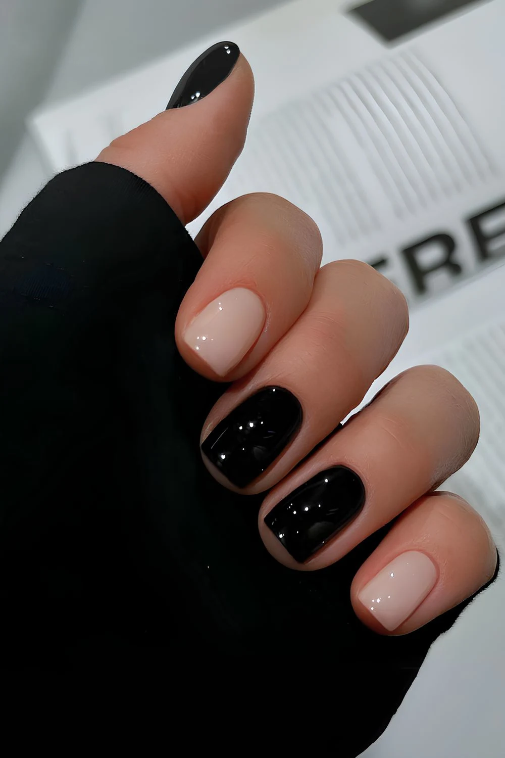 Schwarz- und milchig-weiße Maniküre
