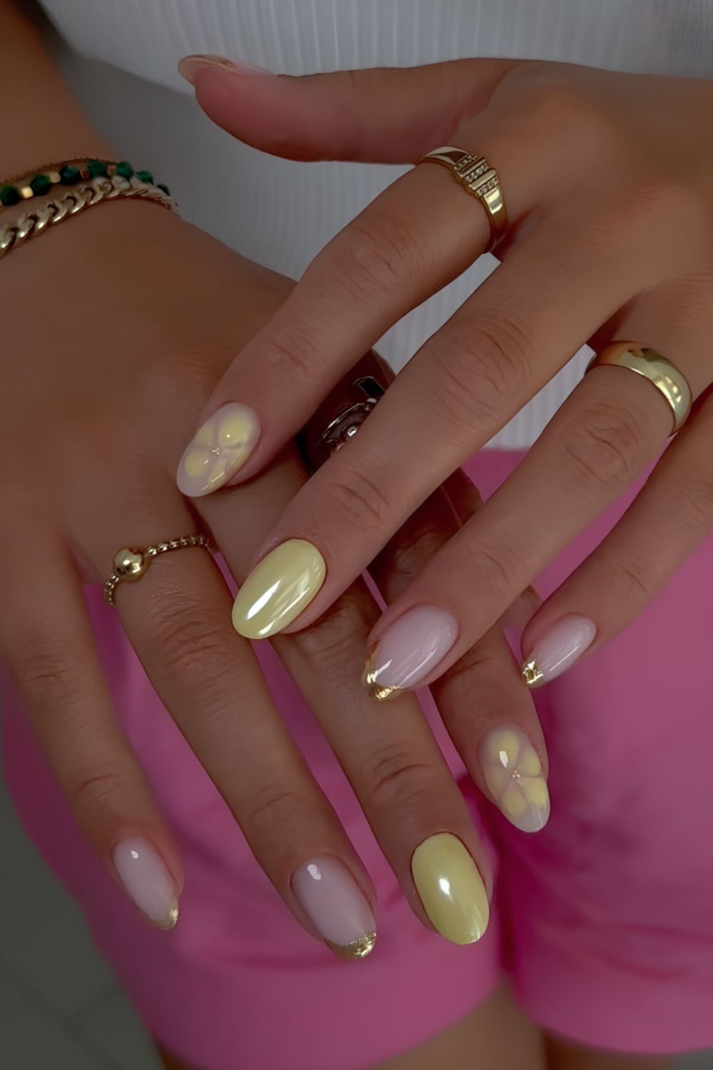 Sonnengelbe Glazed-Nägel und goldene French Tips