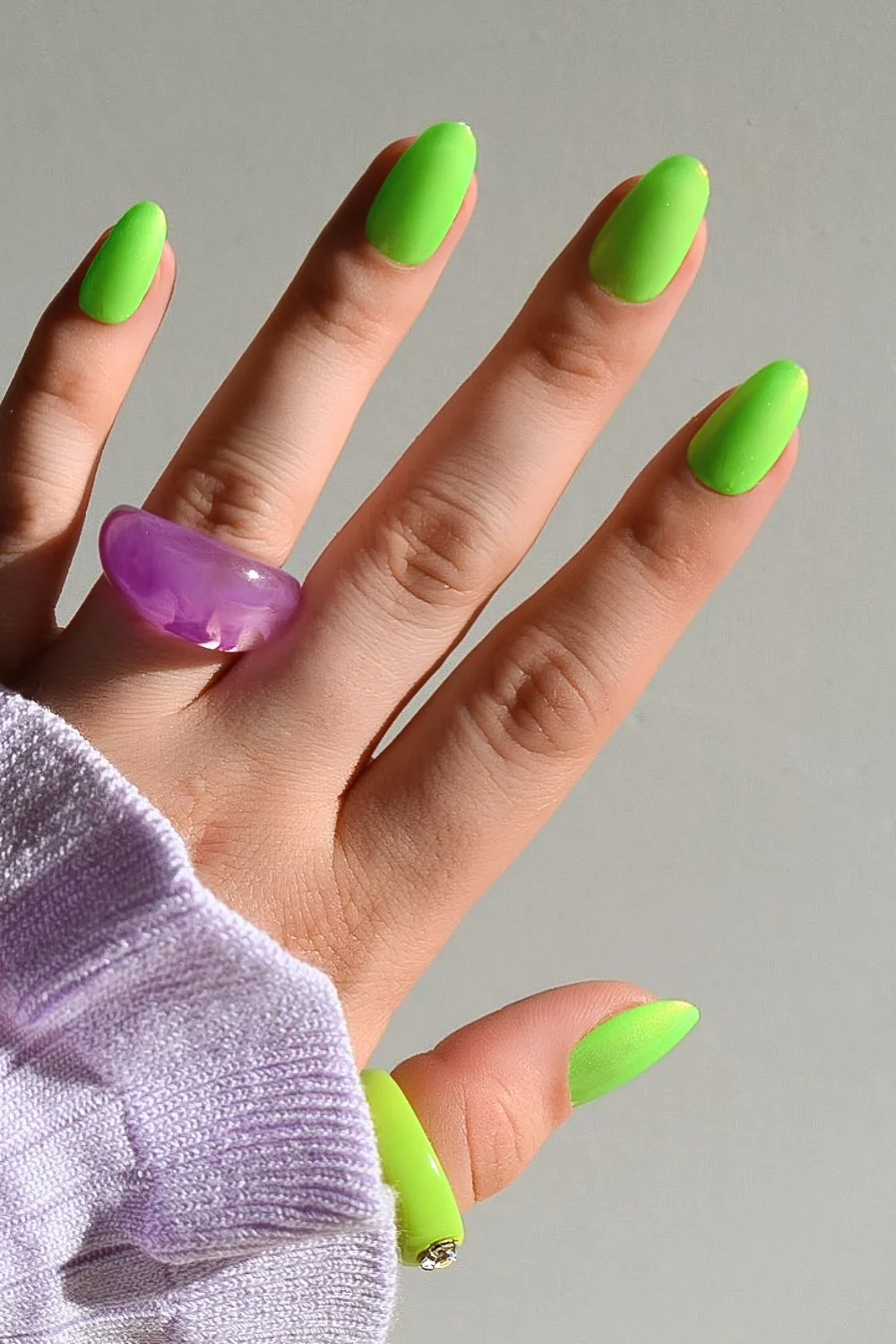 Unifarbene neongr&uuml;ne N&auml;gel