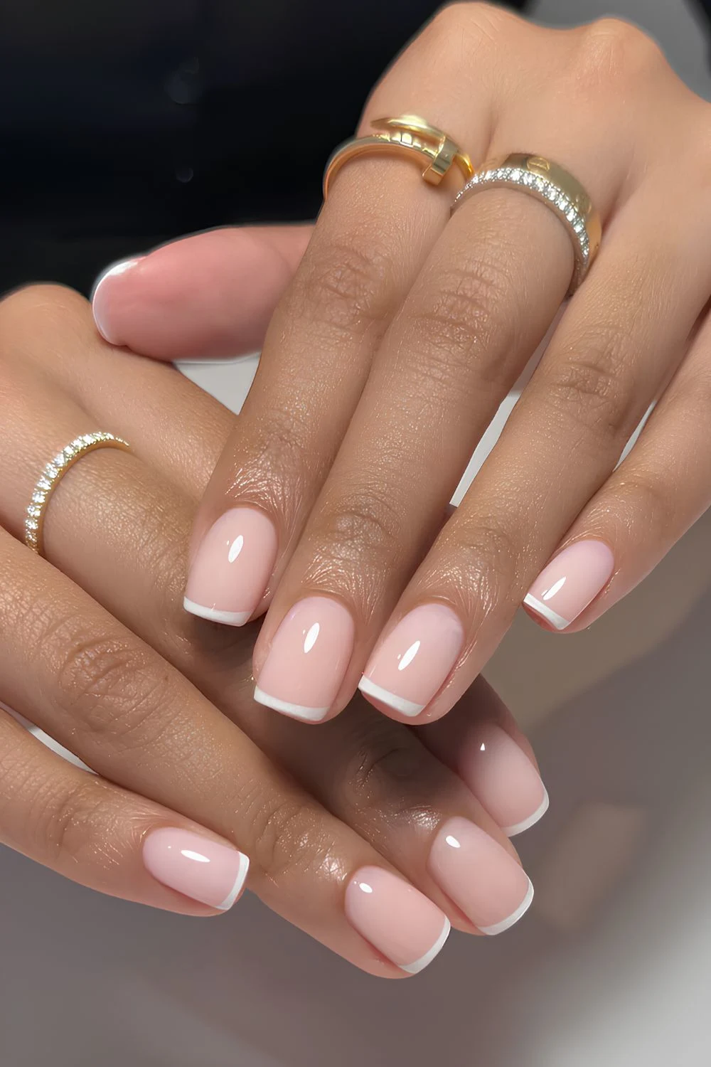 Weiße Micro-French-Mani auf milchig-rosa Basis
