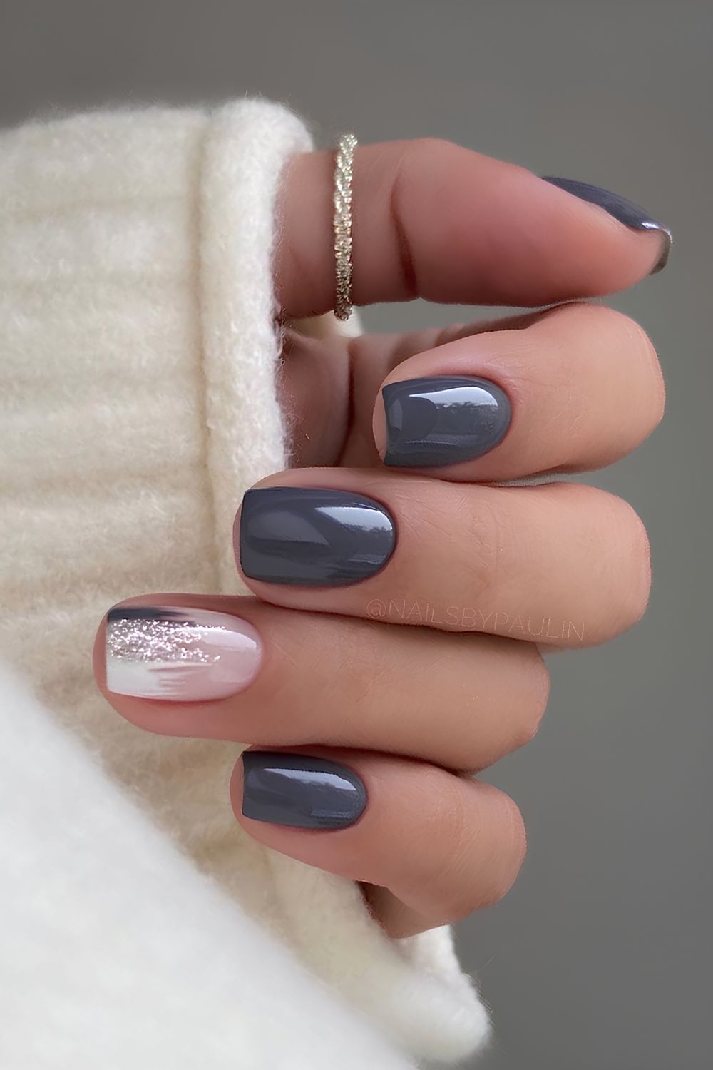 Anthrazitgraue-Nägel-mit-Glitzer-Akzent