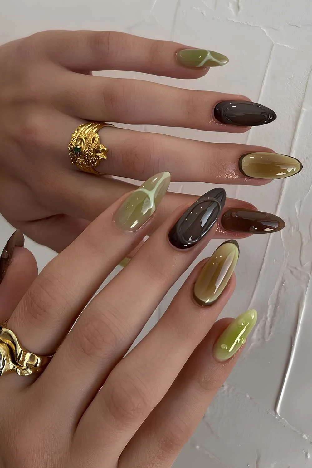 Aura-Nägel in verschiedenen Olivtönen