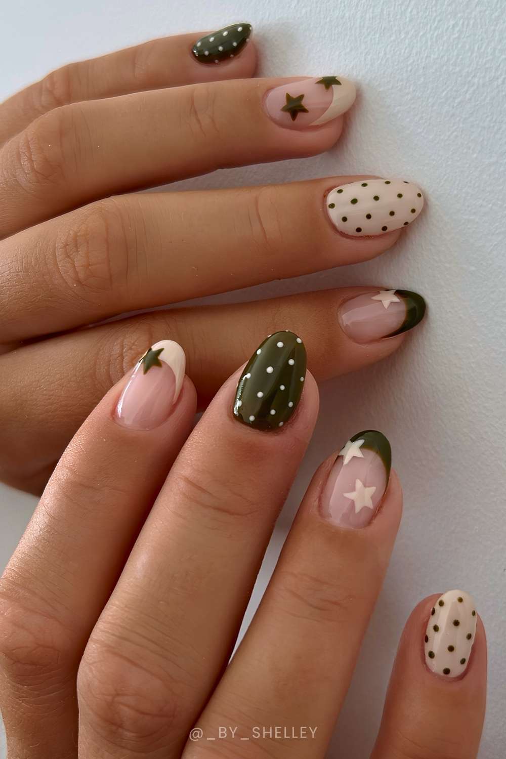 Beige und olivgruene Naegel mit Sternen und Punkten
