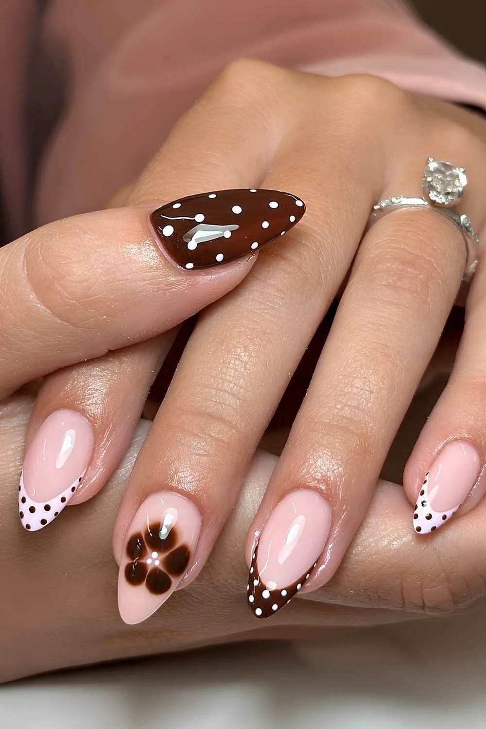 Braune und rosa Polka Dot French Tips mit Blumenakzent