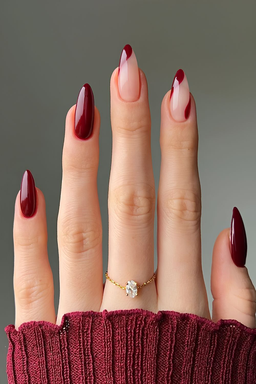 Burgunderrote Manikuere mit Negative Space Design