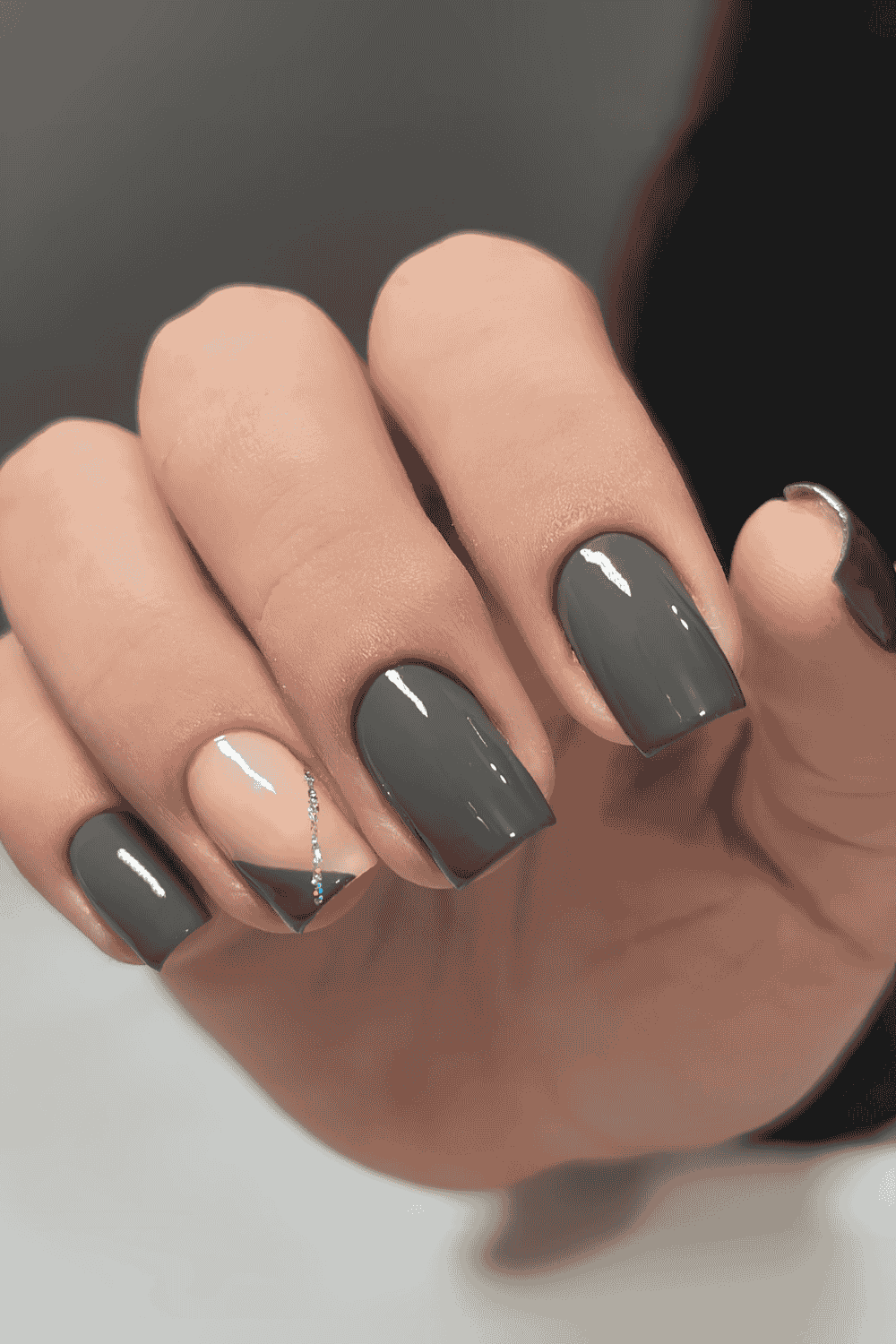 Dunkelgraue Nägel mit Glitzer-Streifen