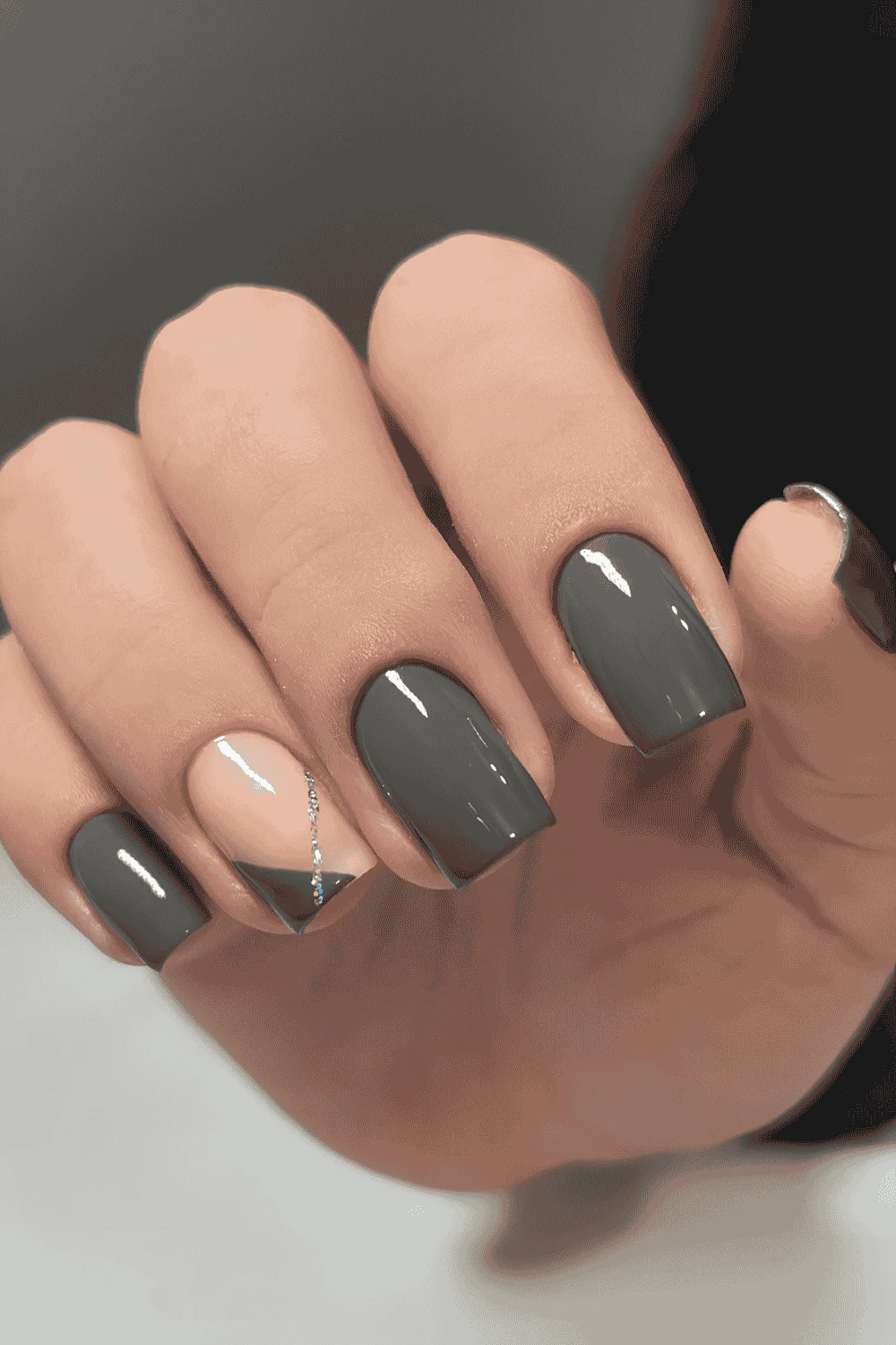 Dunkelgraue Nägel mit Glitzer-Streifen