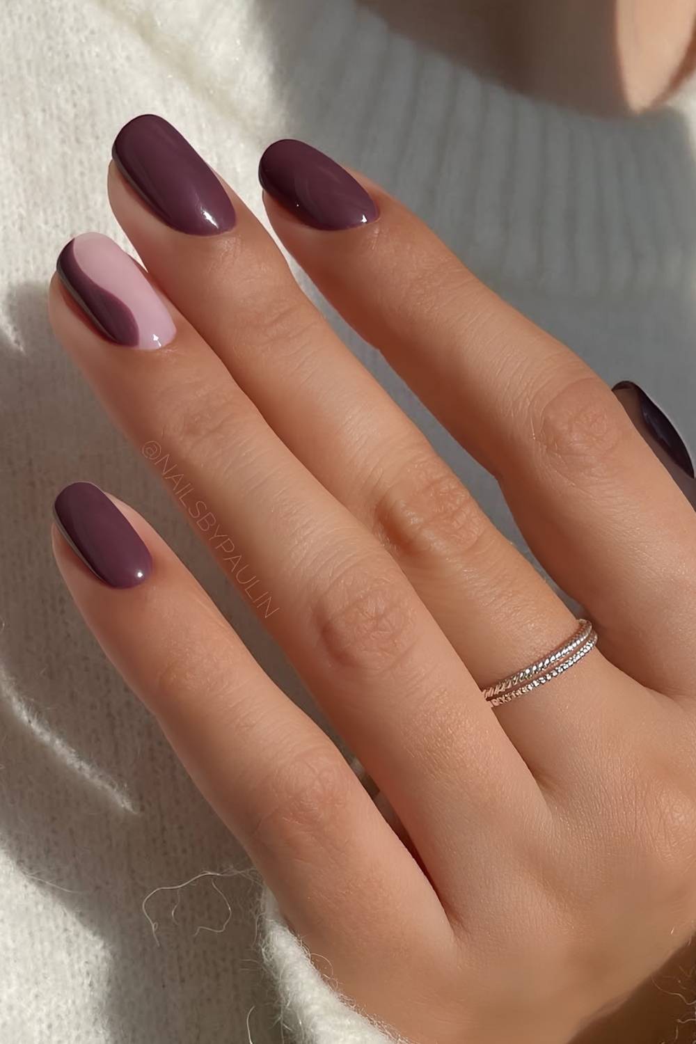 Dunkelviolette Nägel mit abstraktem Swirl Akzent