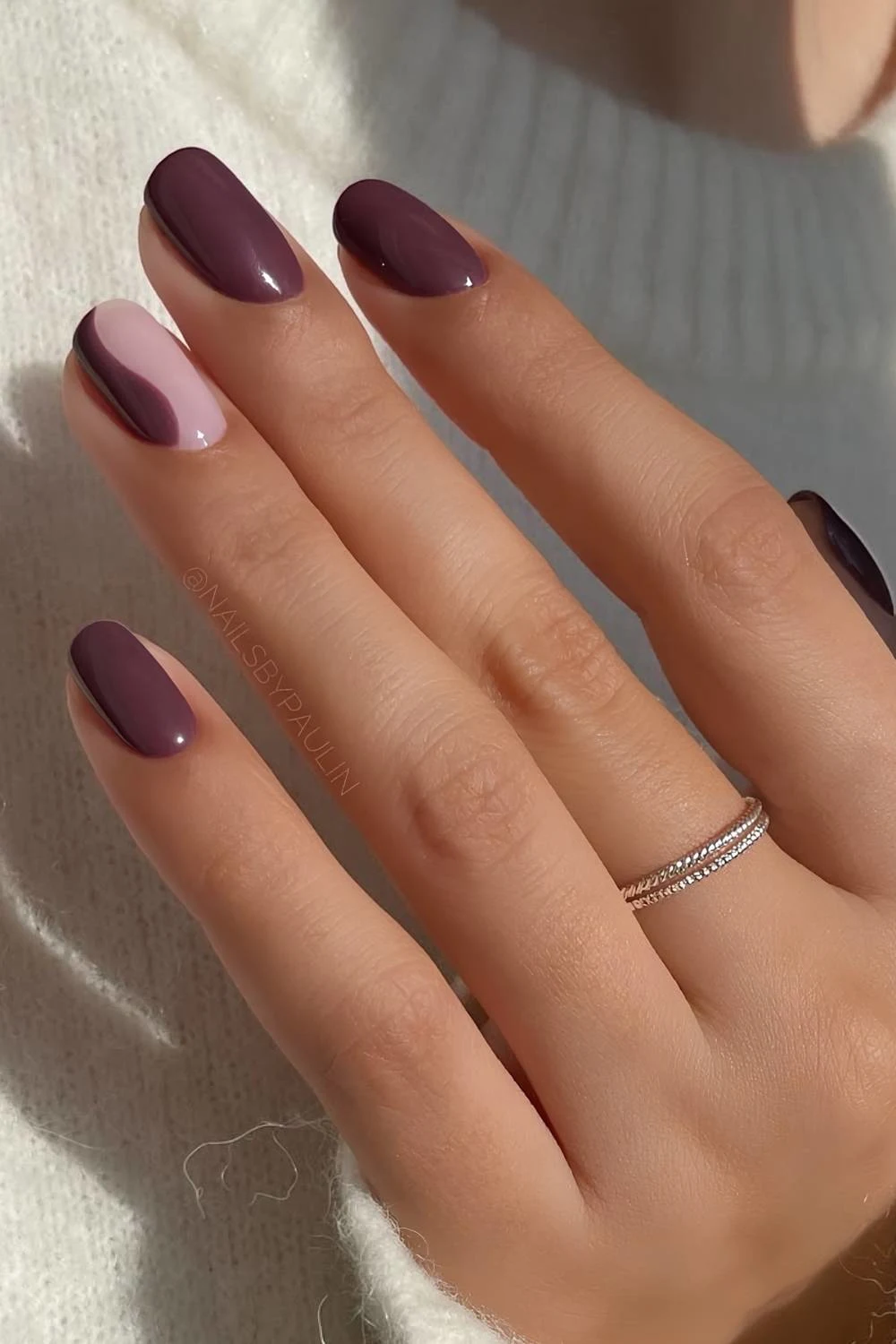 Dunkelviolette Nägel mit abstraktem Swirl Akzent