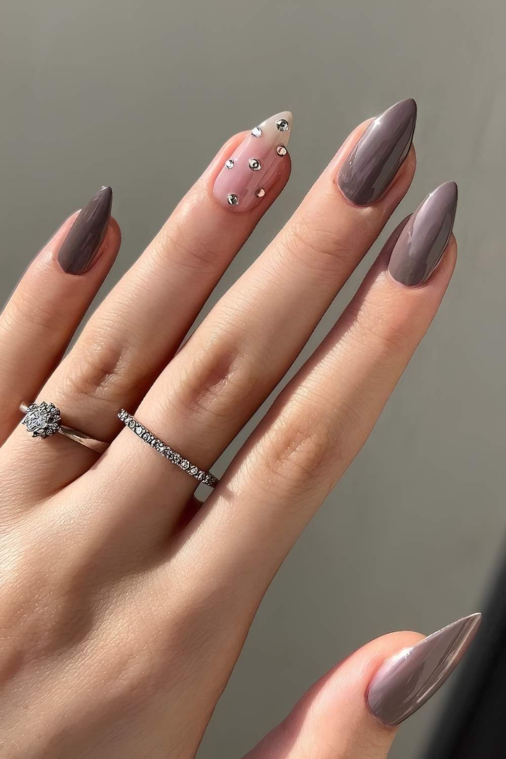 Dunkle Greige-Nägel mit Strasssteinen