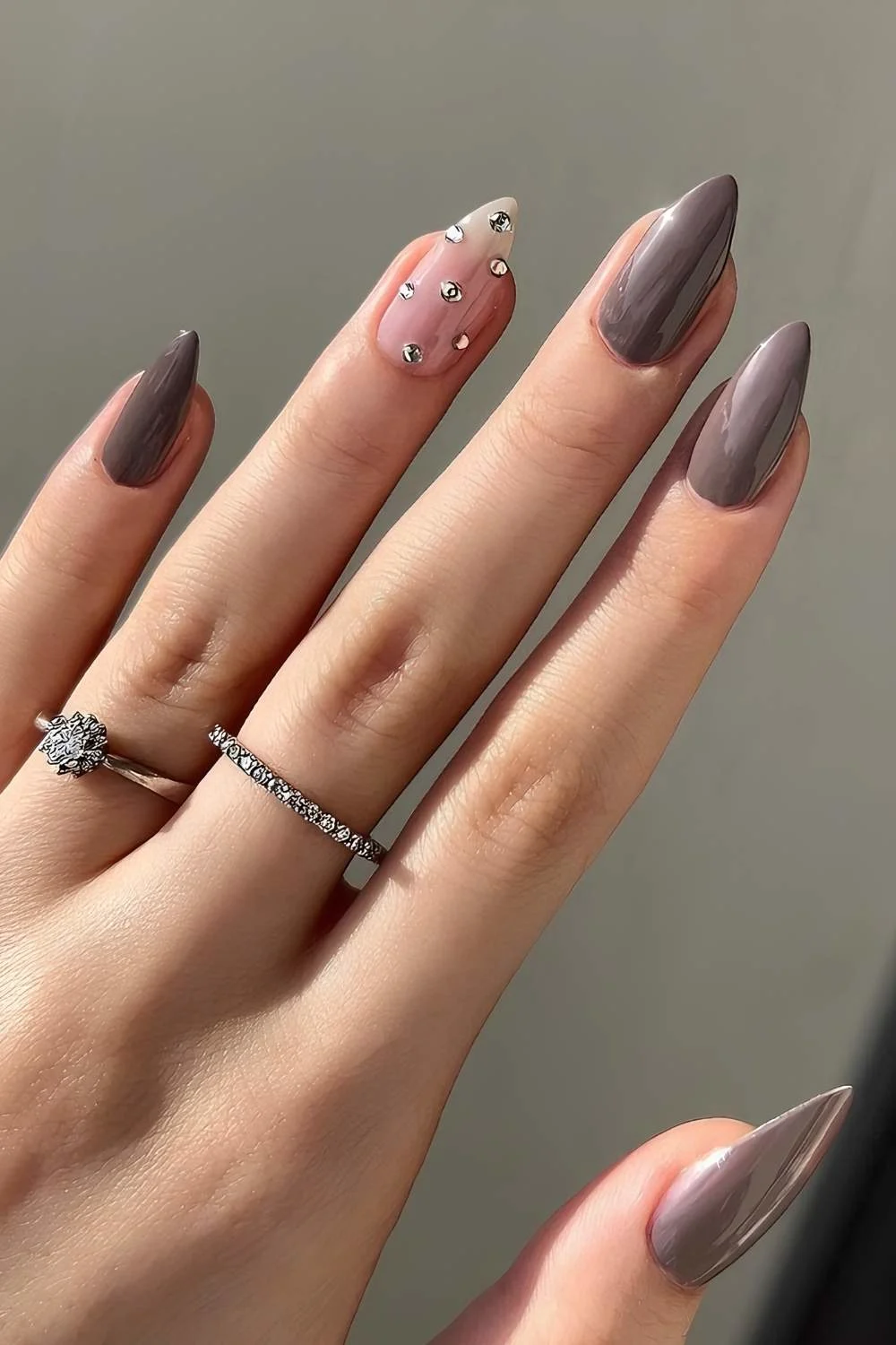 Dunkle Greige-Nägel mit Strasssteinen