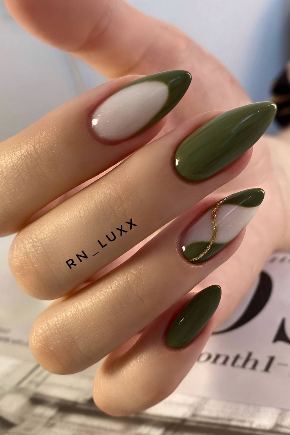 Dunkle Oliv und weisse Naegel mit Goldglitzer
