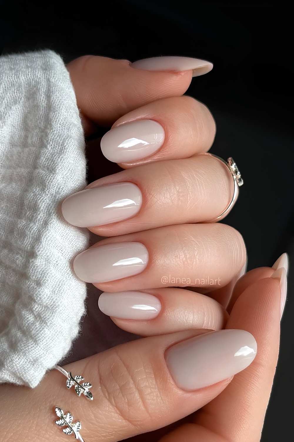 Einfarbige Taupe-Maniküre