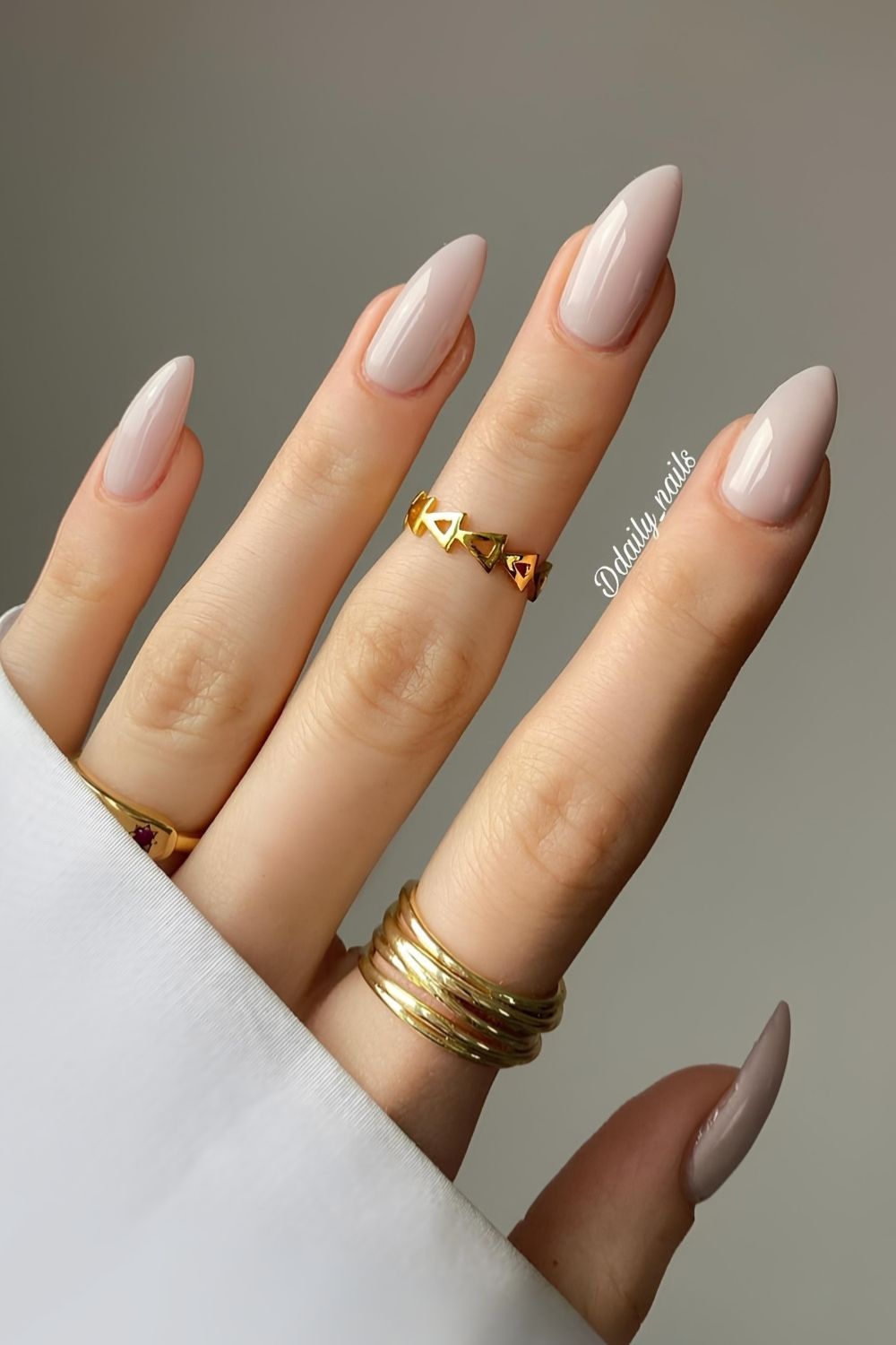 Einfarbige Warmgrau-Maniküre