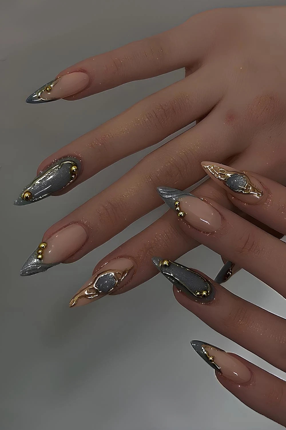 Glitzernde graue Nägel mit Gold-Details