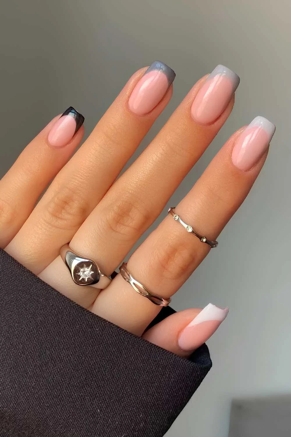 Grau-Verlauf French Maniküre