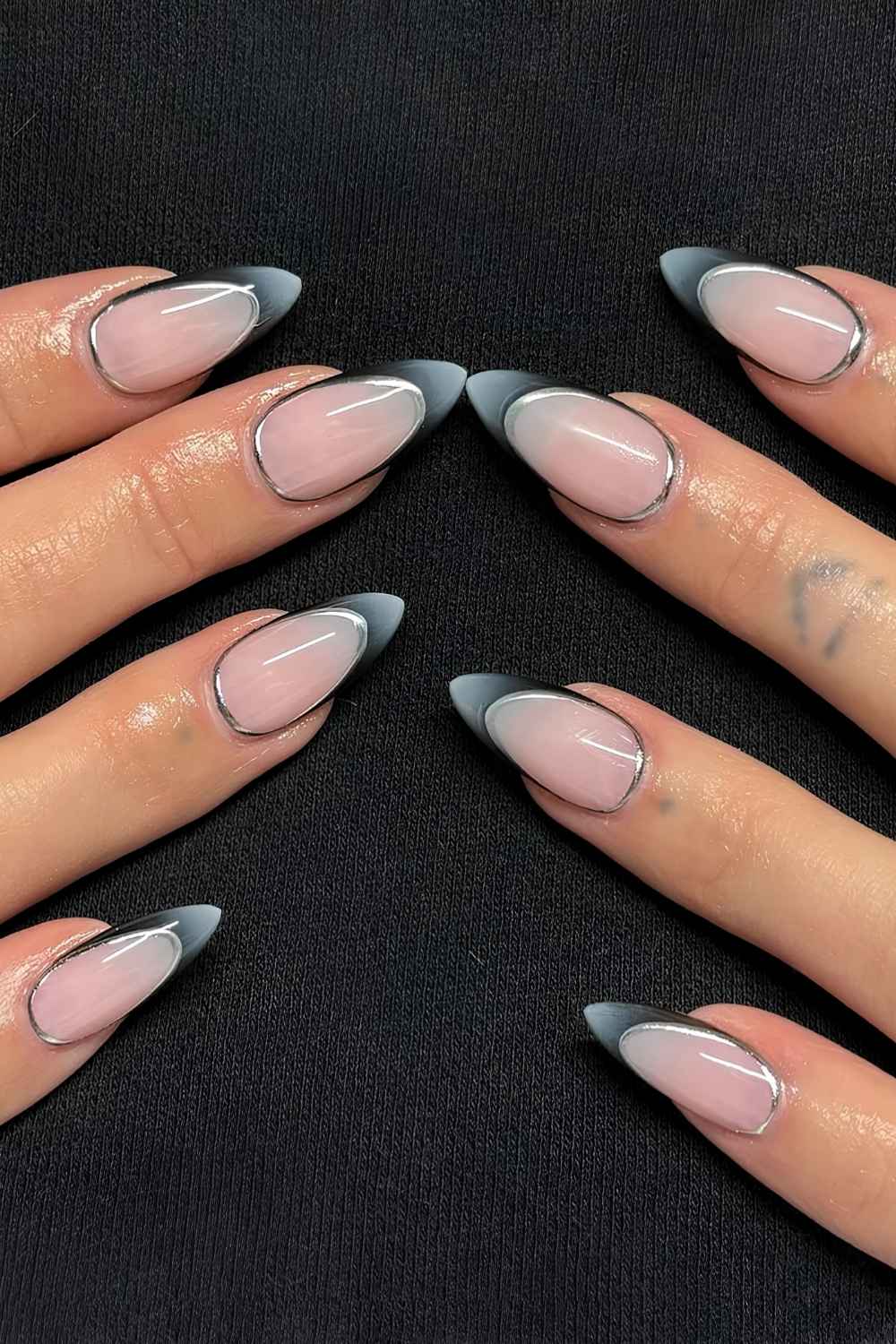 Graue Aura-French-Tips mit Silber-Details