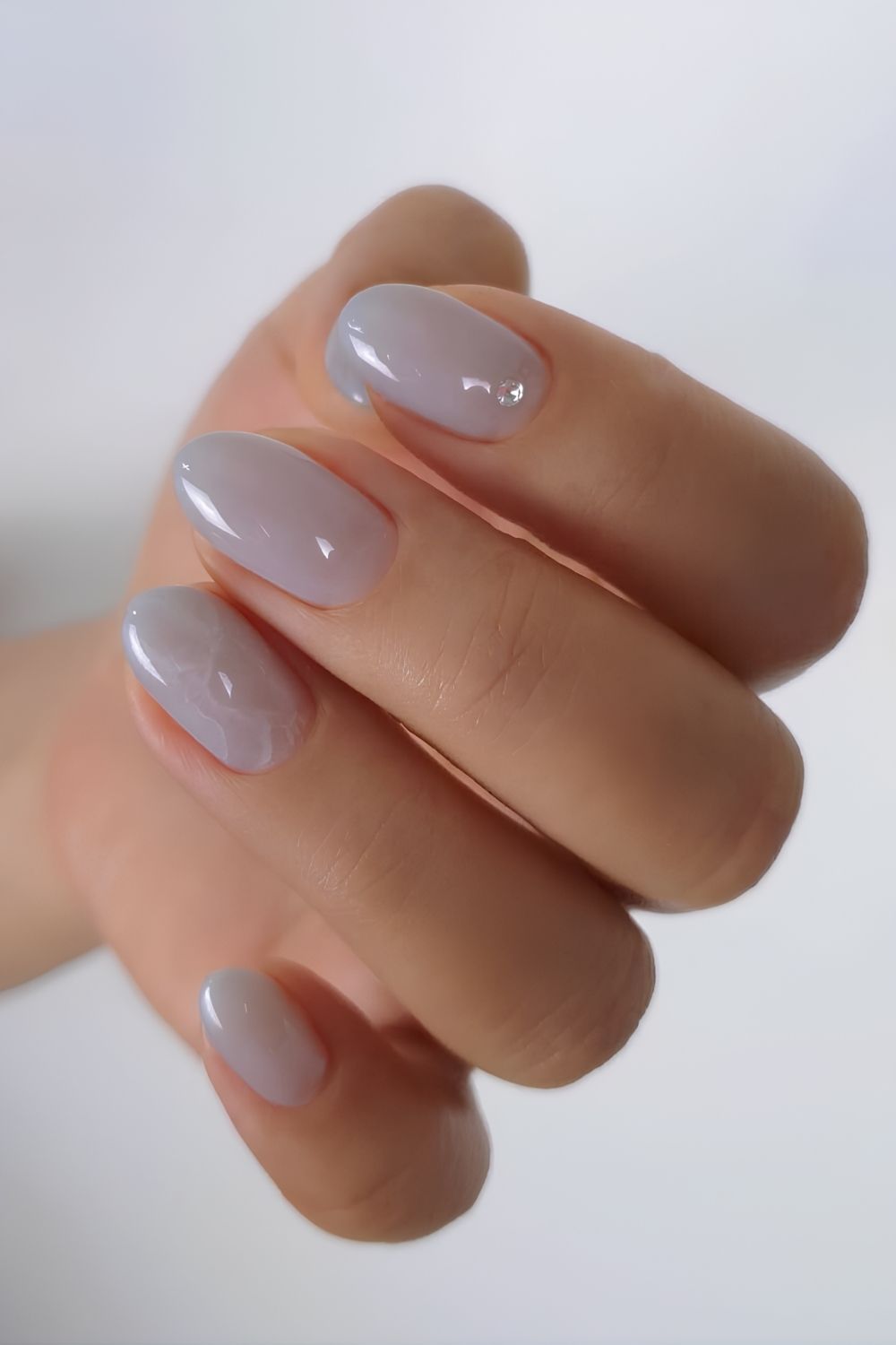 Graue Jelly-Nägel mit Marble-Akzent