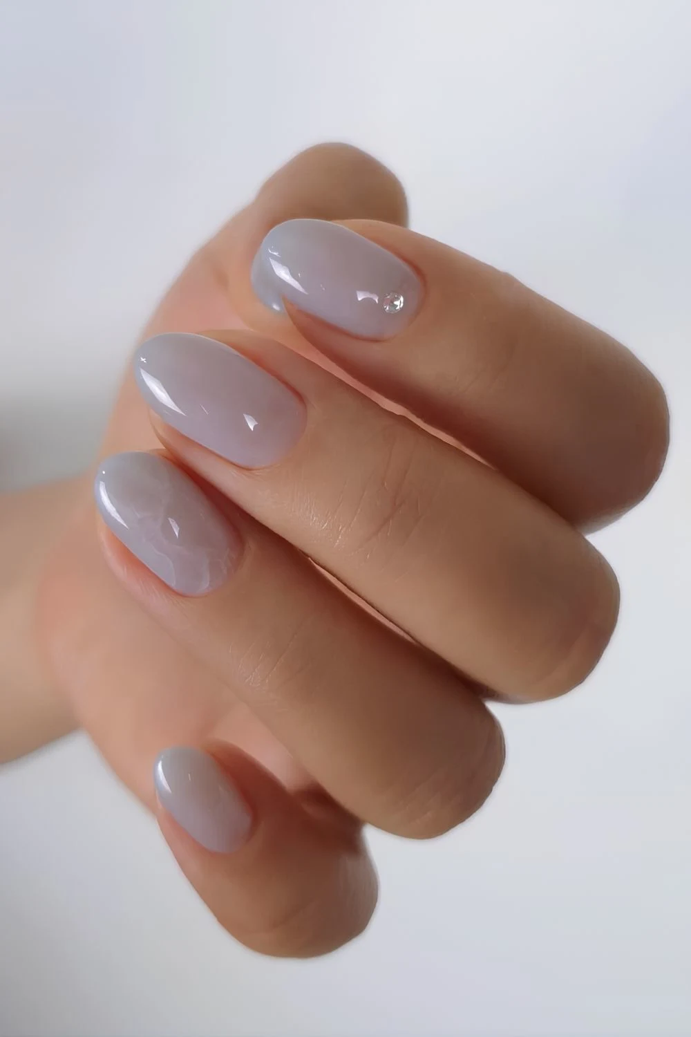 Graue Jelly-Nägel mit Marble-Akzent