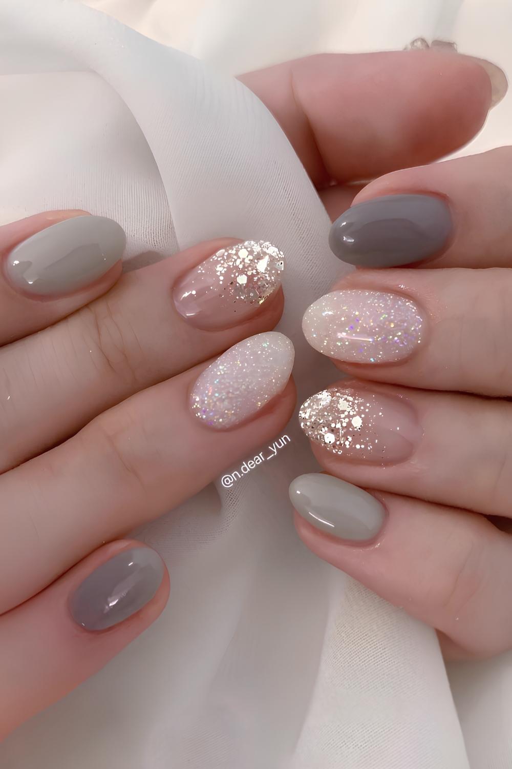 Graue Maniküre mit Glitzer-Akzent