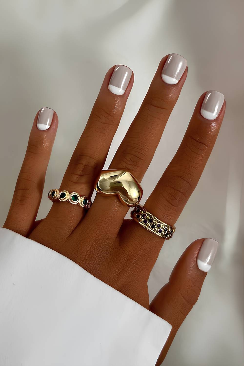 Graue Maniküre mit weißen Half-Moon-Details