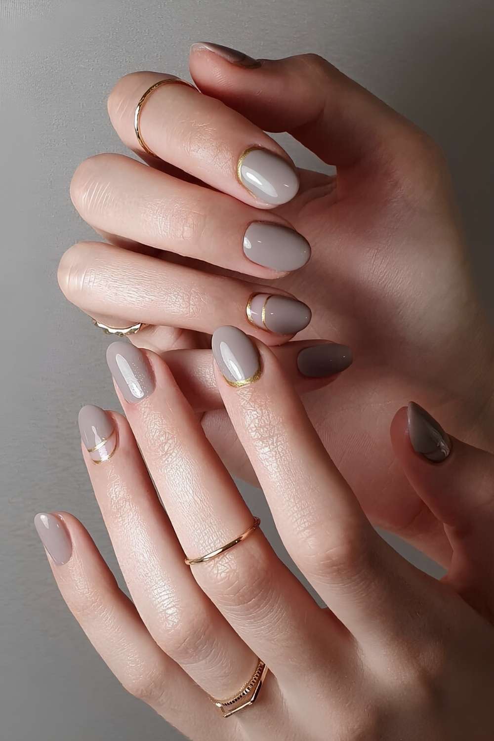 Graue Nägel mit Metall-Linien