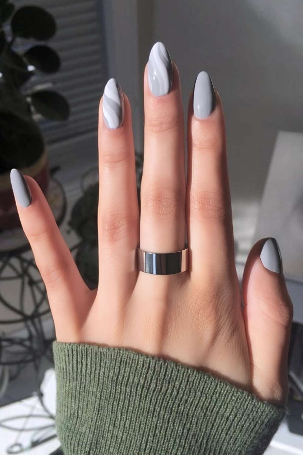 Graue Nägel mit Streifen-Details