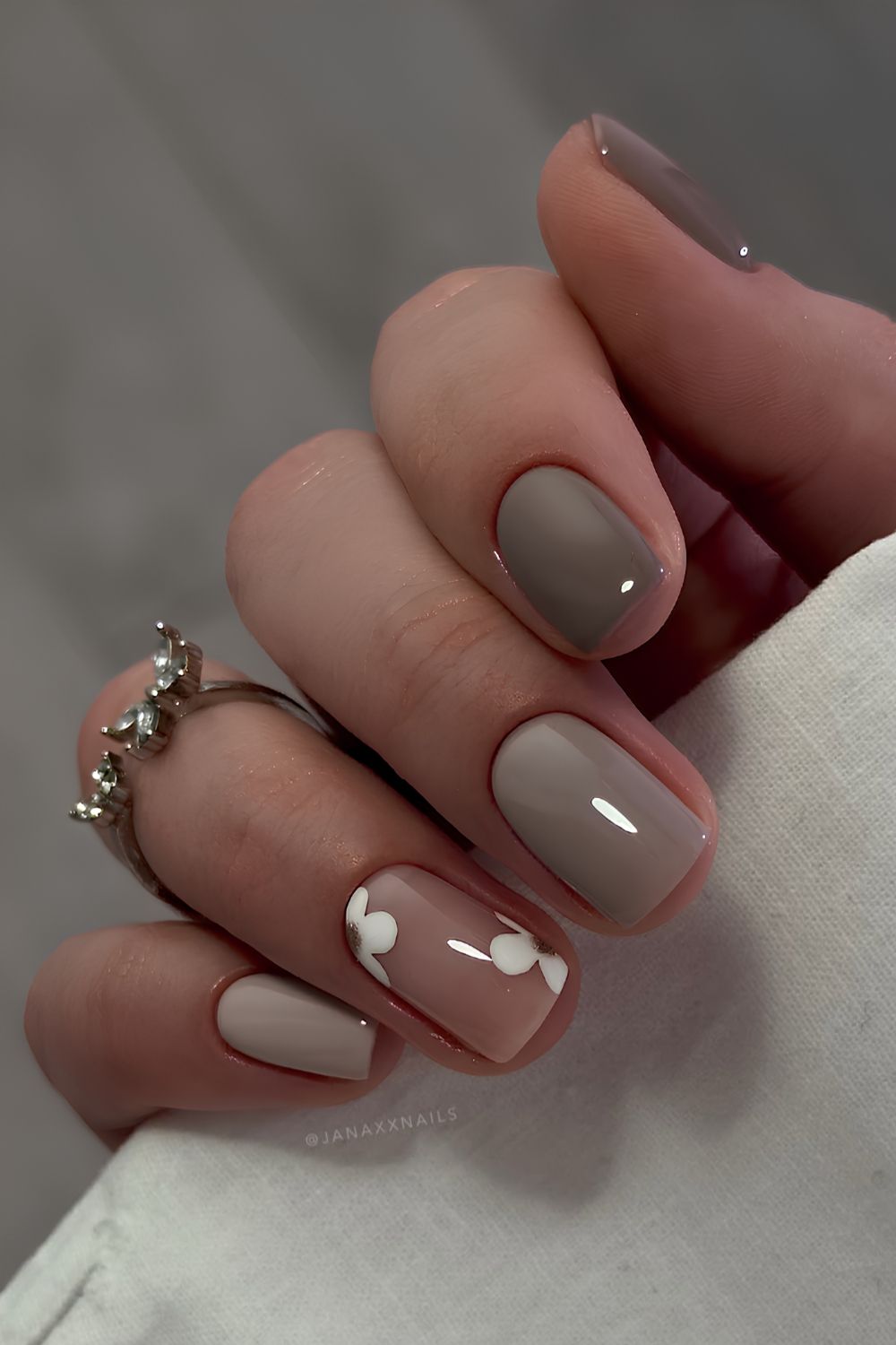 Graue Nägel mit weißer Blumen-Art