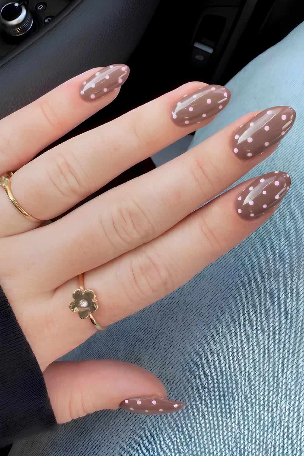 Hellbraune Polka-Dot-Nägel