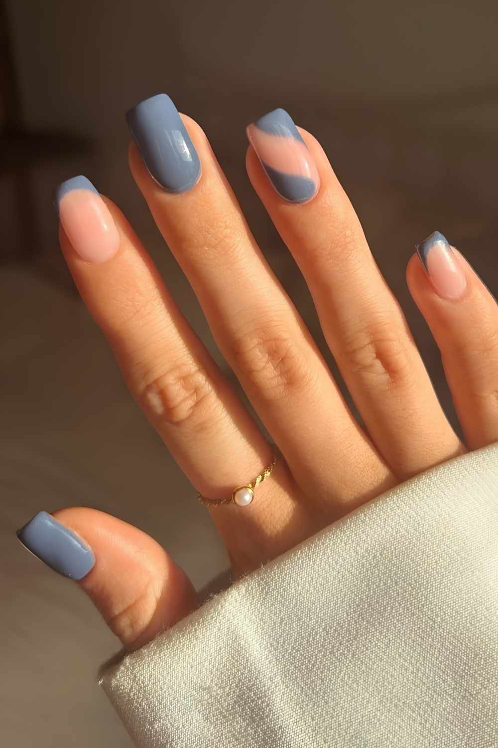 Jet-Grau-Maniküre mit Negative-Space