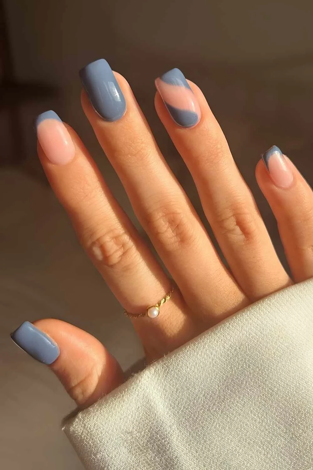 Jet-Grau-Maniküre mit Negative-Space