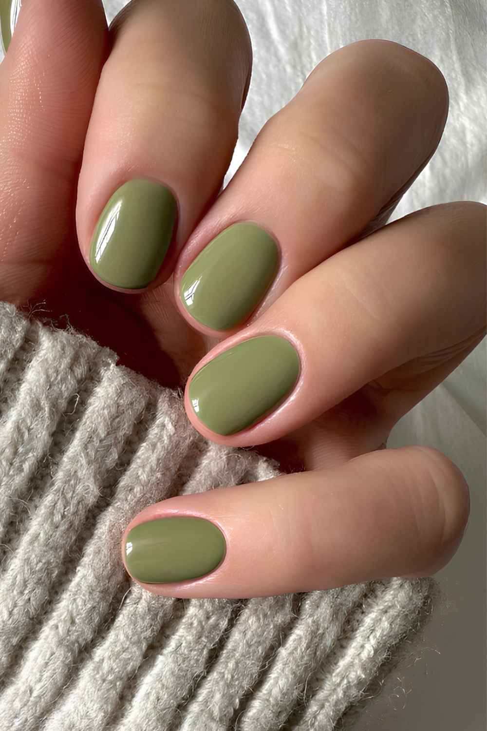 Klassische olivgrüne Vollton-Nägel