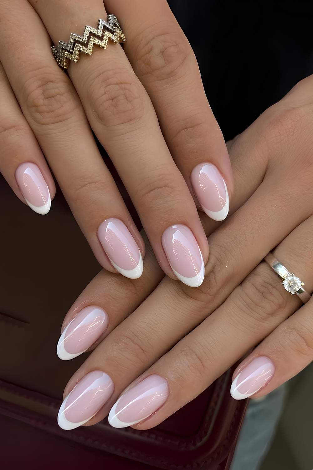 Klassische weiße French Tips Maniküre