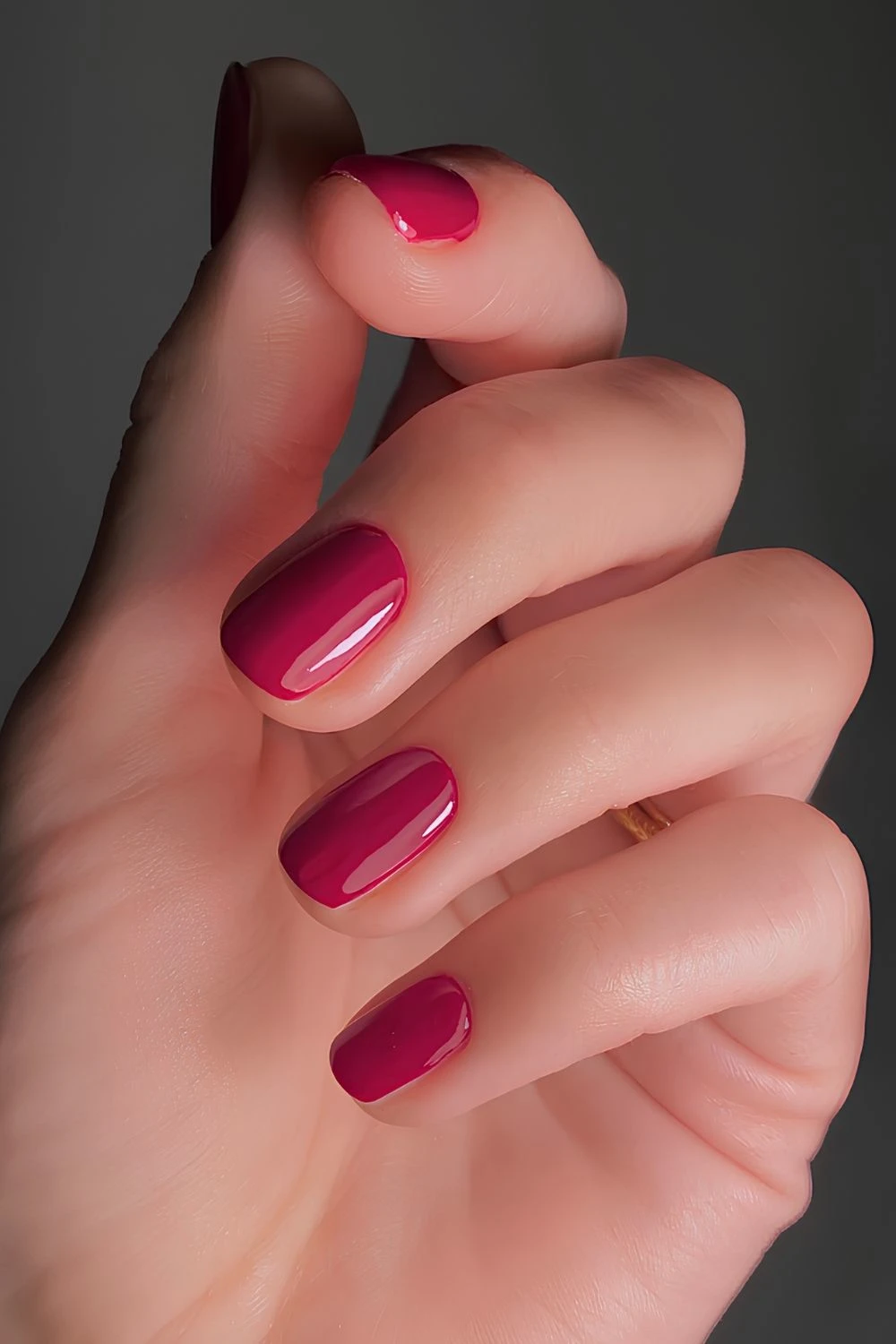 Kurze Nägel in Beerentönen