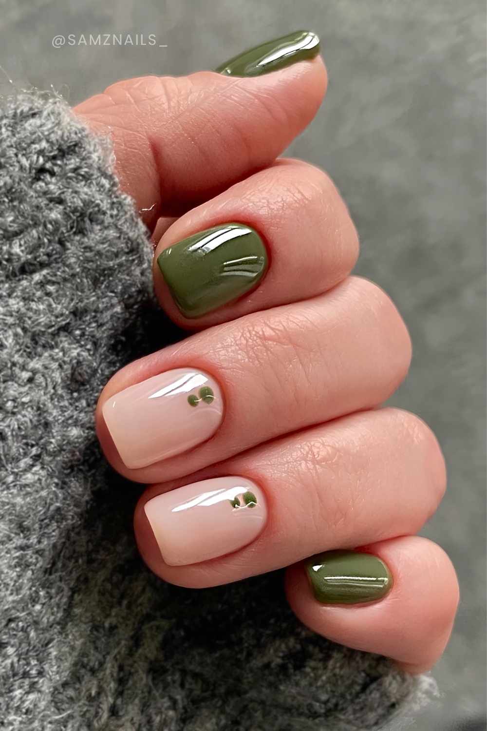 Kurze Olivnaegel mit minimalistischen Punkten