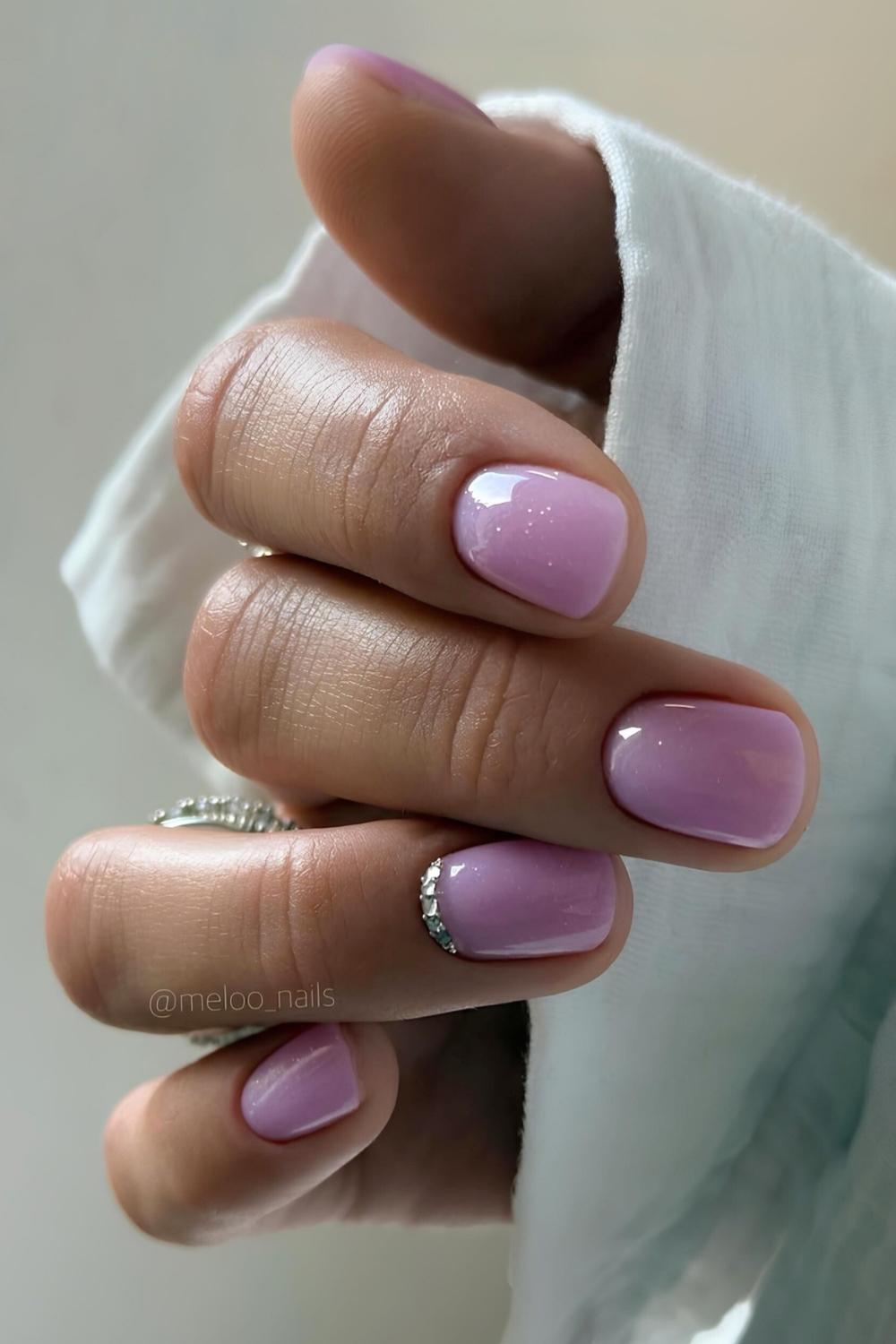 Kurze-fliederfarbene-Nägel-mit-dezenten-Strasssteinen