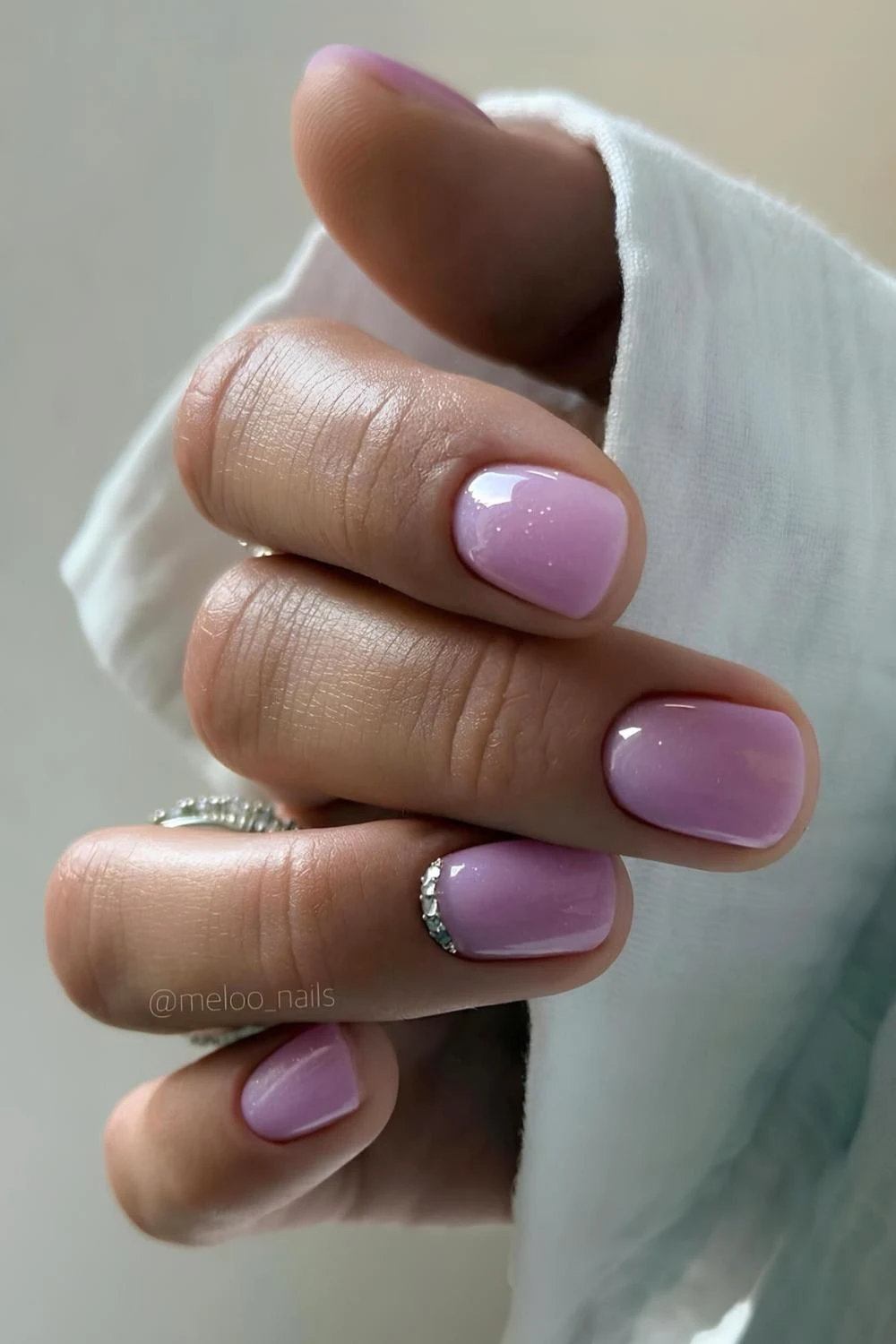 Kurze-fliederfarbene-Nägel-mit-dezenten-Strasssteinen