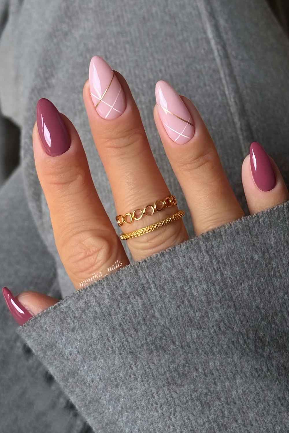 Mauve und rosa Nägel mit weißen und goldenen Linienakzenten
