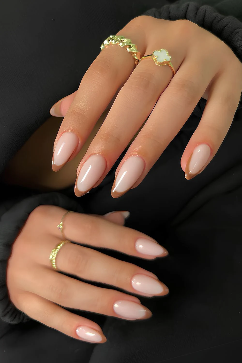 Mocha-Mousse French-Tip-Maniküre