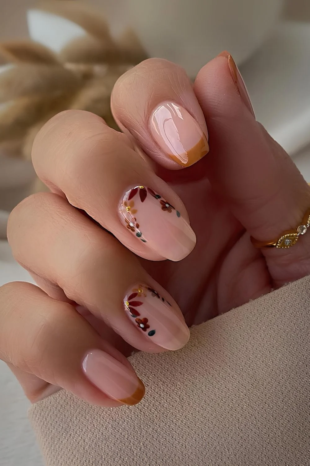 Mocha-Mousse French Tips mit floralen Details