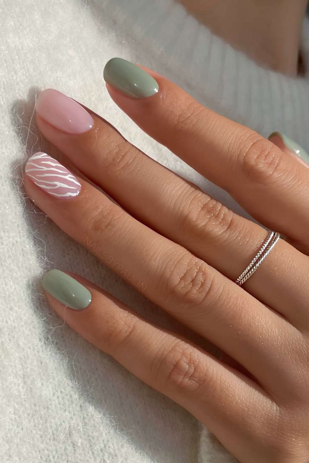 Moosgrüne Nägel mit weißem Animal Print Akzent