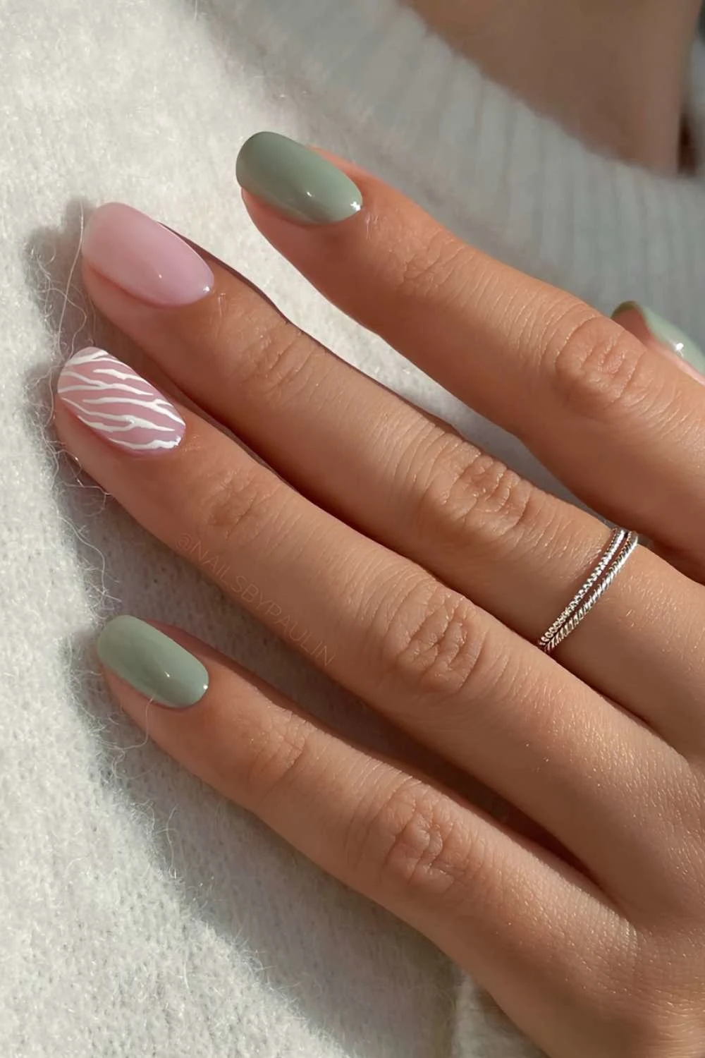 Moosgrüne Nägel mit weißem Animal Print Akzent