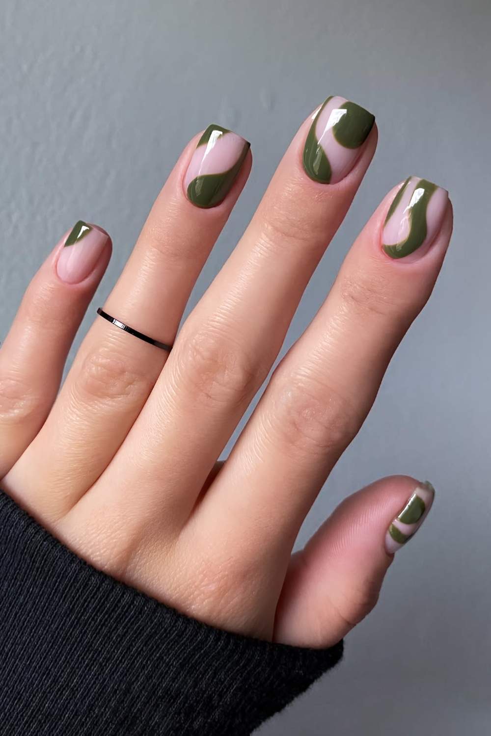 Neutrale Nägel mit abstrakten grünen Swirls