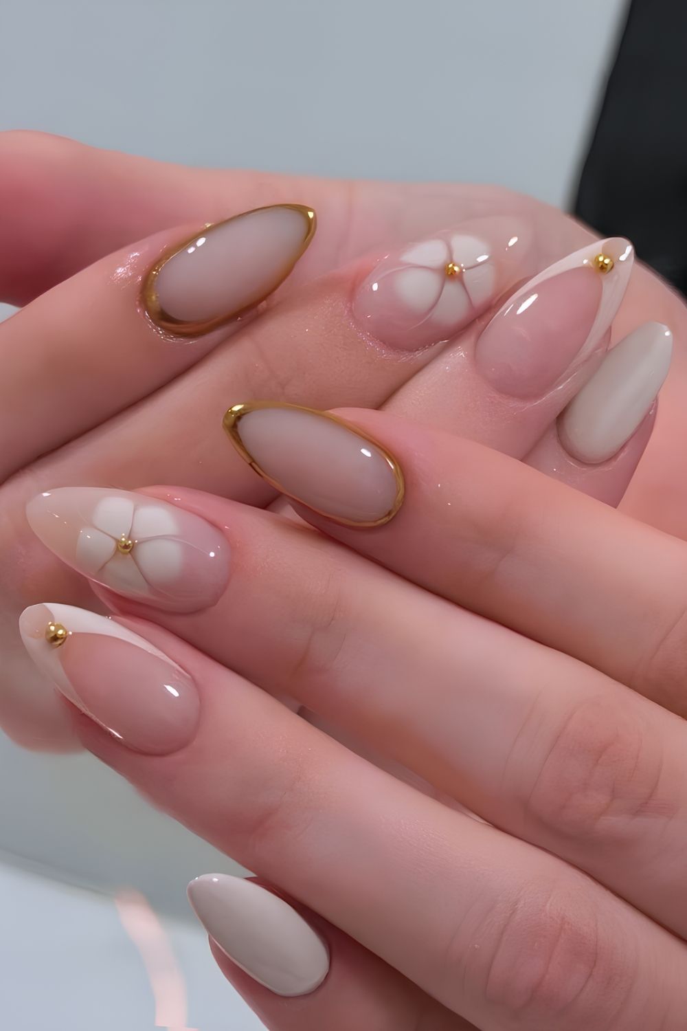 Off White Nägel mit Blumen im Blooming Effekt und goldenen Chrome Akzenten